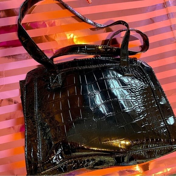 Black alligator-look vinyl purse w/ 3-D flowe design. Magnetic closure snap - Picture 3 of 10